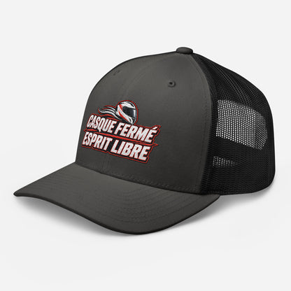 Casquette Trucker, brodée « Casque fermé, esprit libre », en Noir, vue de trois quarts