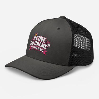 Casquette Trucker, brodée « Reine du calme, en apparence », en Noir, vue de trois quarts, image 29