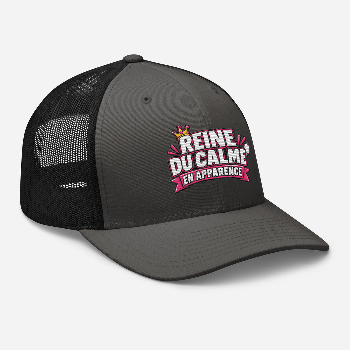 Casquette Trucker, brodée « Reine du calme, en apparence », en Noir, vue de trois quarts, image 31