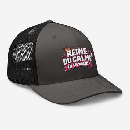Casquette Trucker, brodée « Reine du calme, en apparence », en Noir, vue de trois quarts, image 31