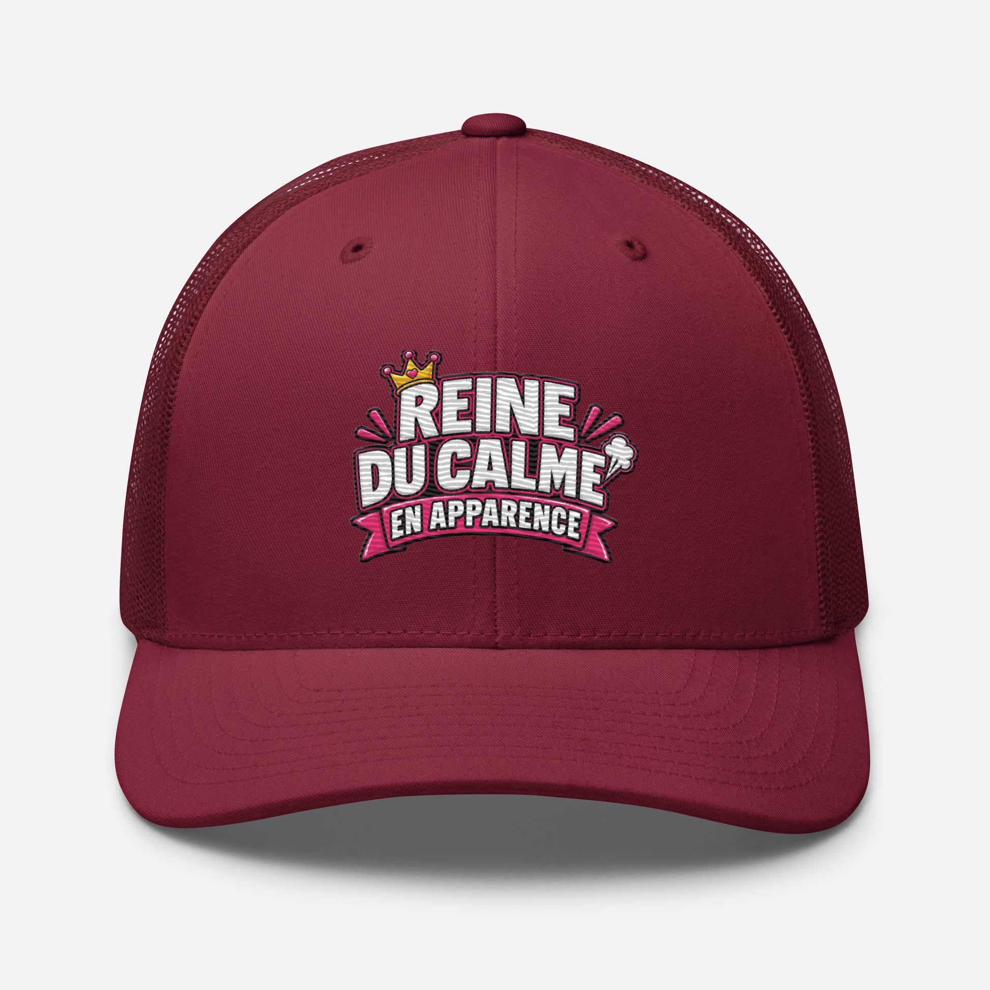 Casquette Trucker, brodée « Reine du calme, en apparence », en Canneberge, vue de face, image 32