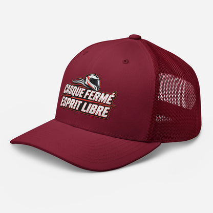 Casquette Trucker, brodée « Casque fermé, esprit libre », en Canneberge, vue de trois quarts, image 34