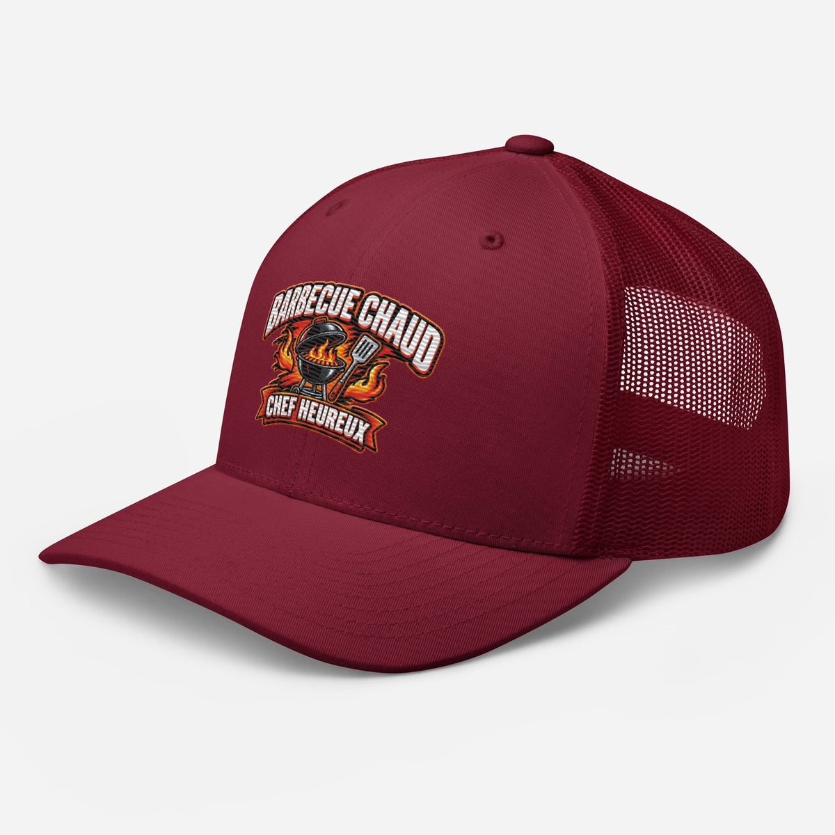 Casquette Trucker, brodée « Barbecue chaud, chef heureux », en Canneberge, vue de trois quarts, image 35