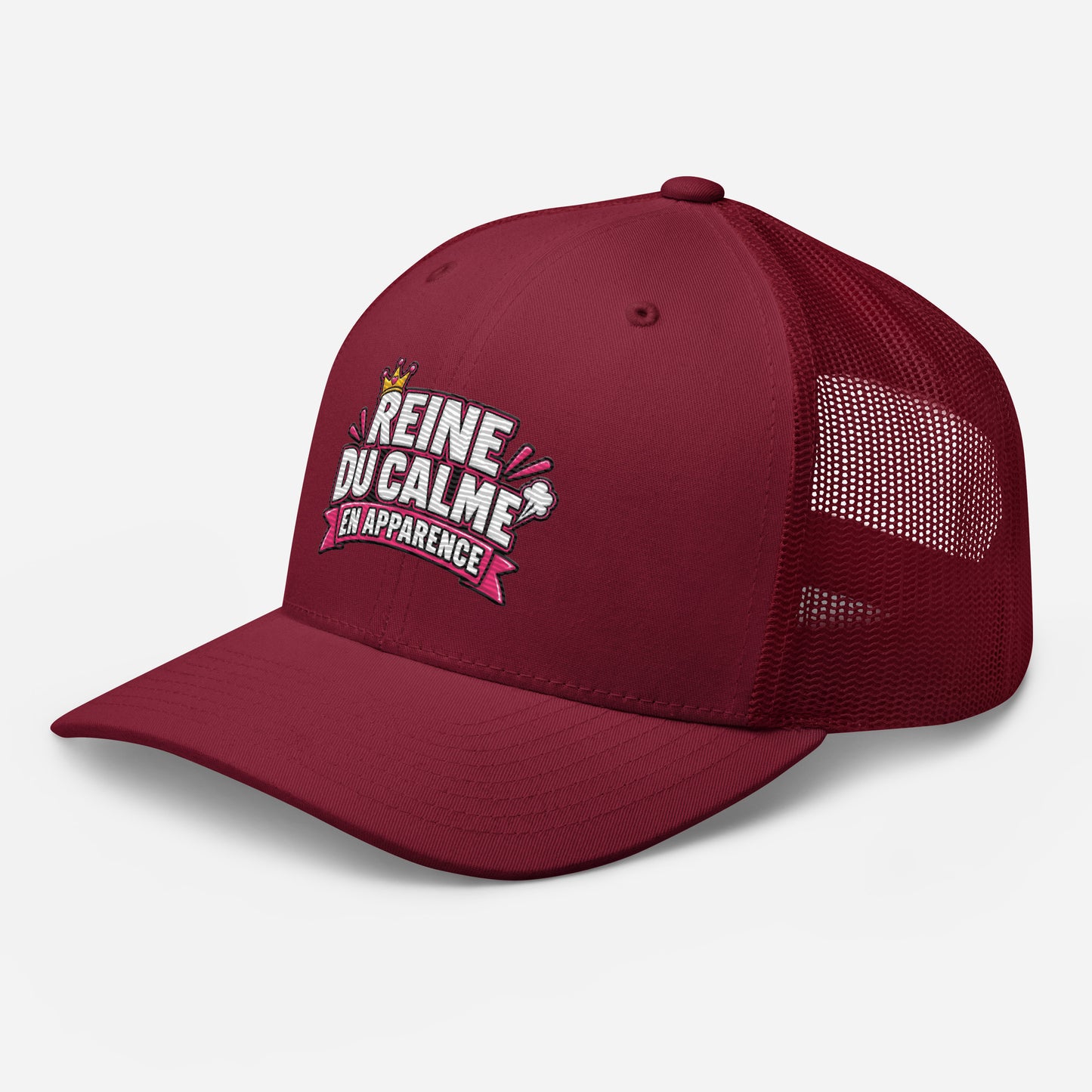 Casquette Trucker, brodée « Reine du calme, en apparence », en Canneberge, vue de trois quarts, image 35