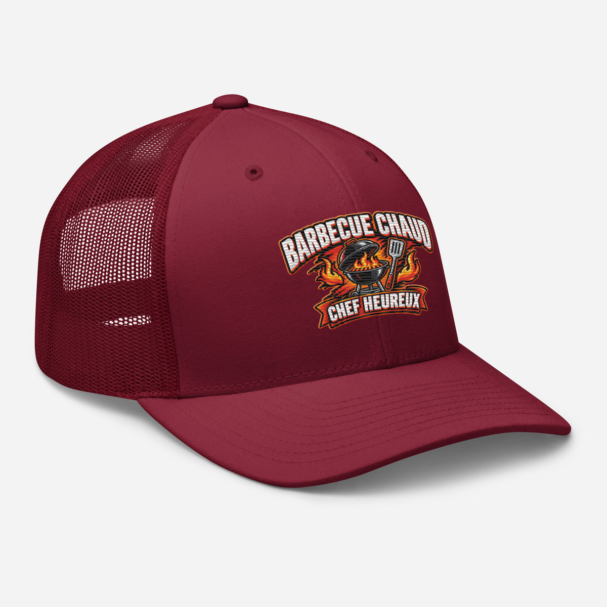 Casquette Trucker, brodée « Barbecue chaud, chef heureux », en Canneberge, vue de trois quarts, image 37