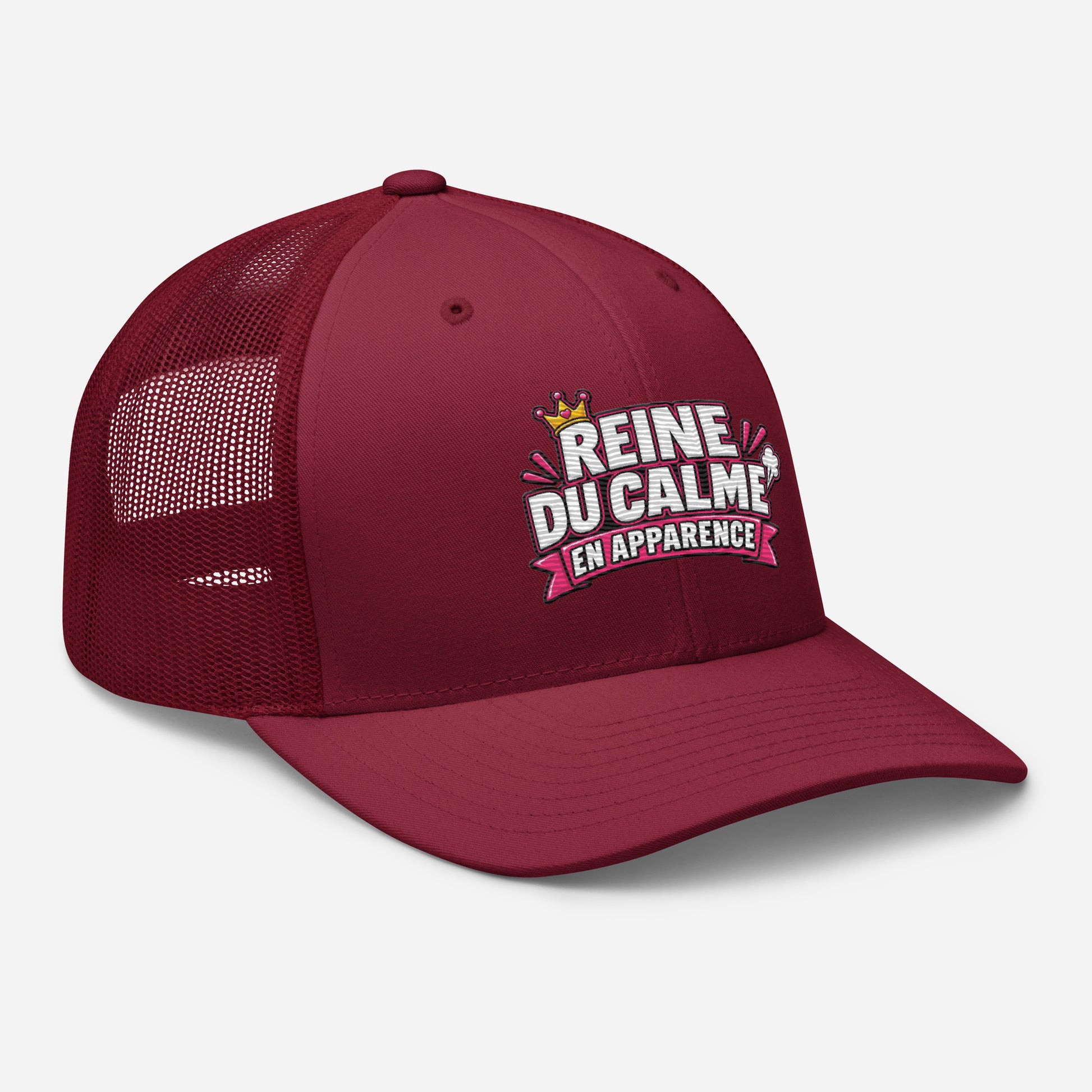 Casquette Trucker, brodée « Reine du calme, en apparence », en Canneberge, vue de trois quarts, image 37