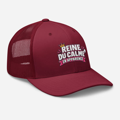 Casquette Trucker, brodée « Reine du calme, en apparence », en Canneberge, vue de trois quarts, image 37