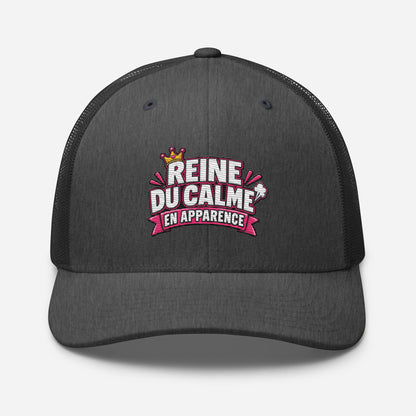 Casquette Trucker, brodée « Reine du calme, en apparence », en Dark Heather Gray, vue de face, image 50