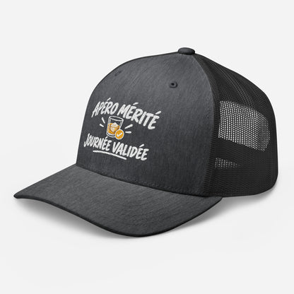 Casquette Trucker, brodée « Apéro mérité, journée validée », en Dark Heather Gray, vue de trois quarts, image 52