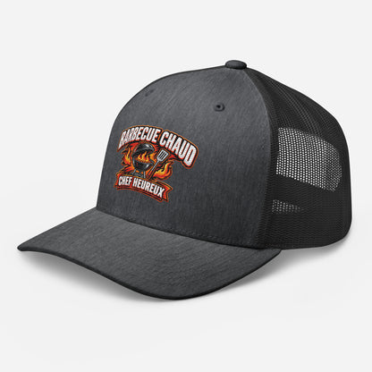 Casquette Trucker, brodée « Barbecue chaud, chef heureux », en Dark Heather Gray, vue de trois quarts, image 53