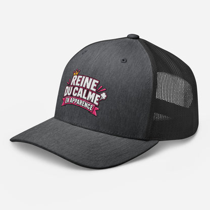 Casquette Trucker, brodée « Reine du calme, en apparence », en Dark Heather Gray, vue de trois quarts, image 53