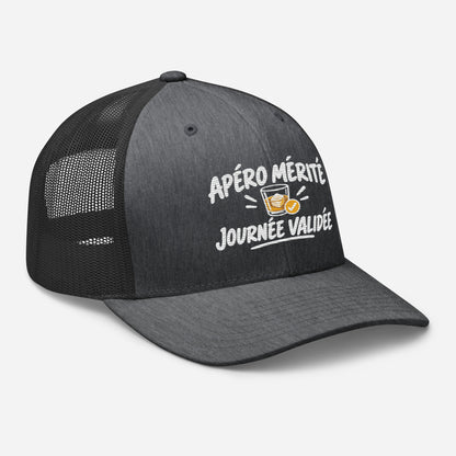 Casquette Trucker, brodée « Apéro mérité, journée validée », en Dark Heather Gray, vue de trois quarts, image 54