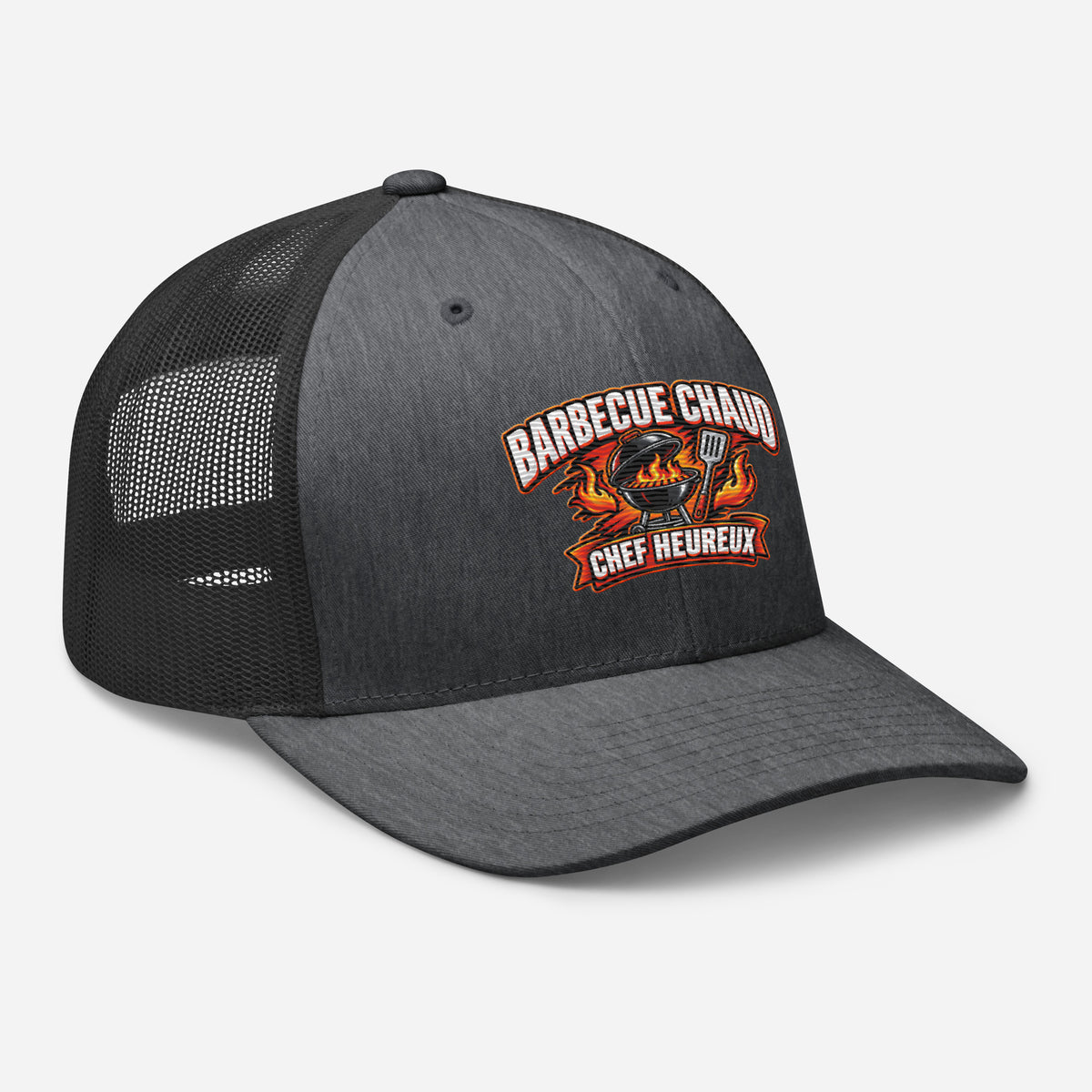 Casquette Trucker, brodée « Barbecue chaud, chef heureux », en Dark Heather Gray, vue de trois quarts, image 55