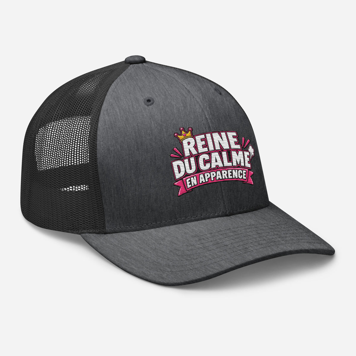 Casquette Trucker, brodée « Reine du calme, en apparence », en Dark Heather Gray, vue de trois quarts, image 55