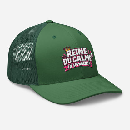 Casquette Trucker, brodée « Reine du calme, en apparence », vue de trois quarts, image 61