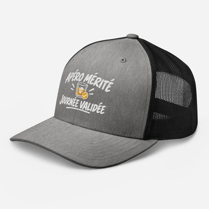 Casquette Trucker, brodée « Apéro mérité, journée validée », en Noir, vue de trois quarts, image 70