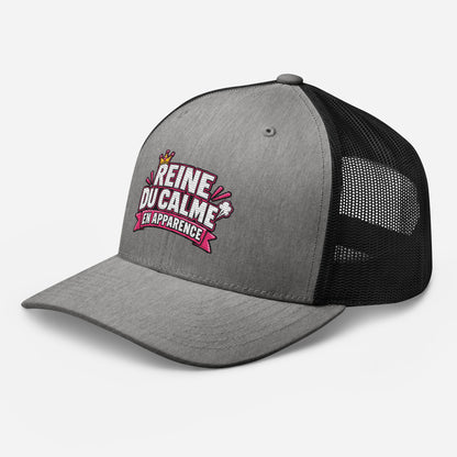 Casquette Trucker, brodée « Reine du calme, en apparence », en Noir, vue de trois quarts, image 71