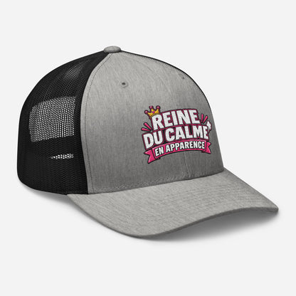 Casquette Trucker, brodée « Reine du calme, en apparence », en Noir, vue de trois quarts, image 73