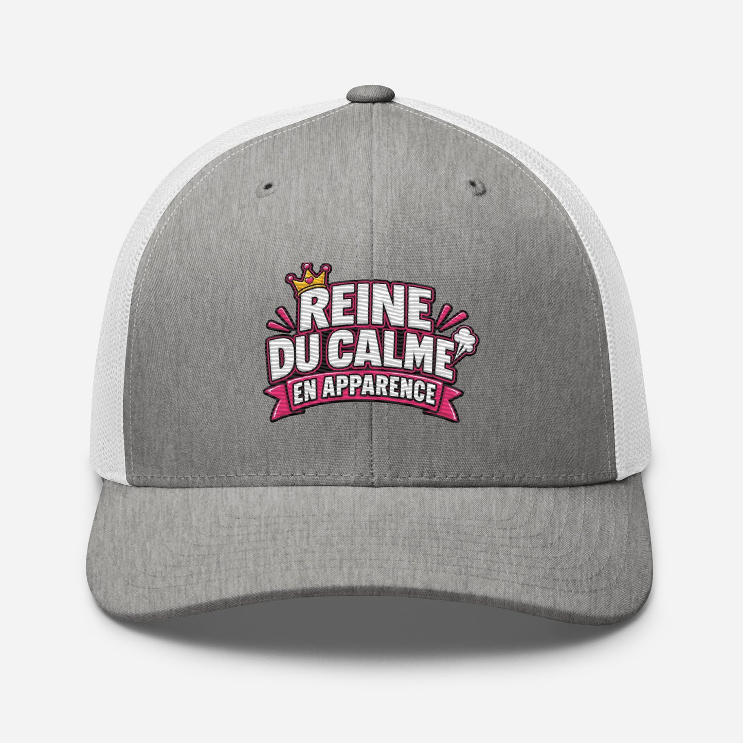 Casquette Trucker, brodée « Reine du calme, en apparence », en Heather Grey/White, vue de face, image 74