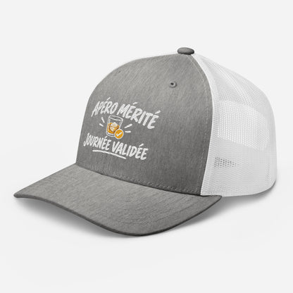 Casquette Trucker, brodée « Apéro mérité, journée validée », en Heather Grey/White, vue de trois quarts, image 76