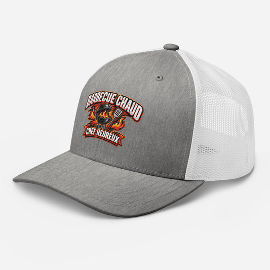 Casquette Trucker, brodée « Barbecue chaud, chef heureux », en Heather Grey/White, vue de trois quarts