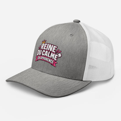 Casquette Trucker, brodée « Reine du calme, en apparence », en Heather Grey/White, vue de trois quarts, image 77