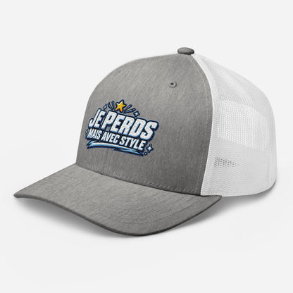 Casquette Trucker, brodée « Je perds mais avec style », en Heather Grey/White, vue de trois quarts, image 76