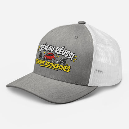 Casquette Trucker, brodée « Créneau réussi, Témoins recherchés », en Heather Grey/White, vue de trois quarts, image 77