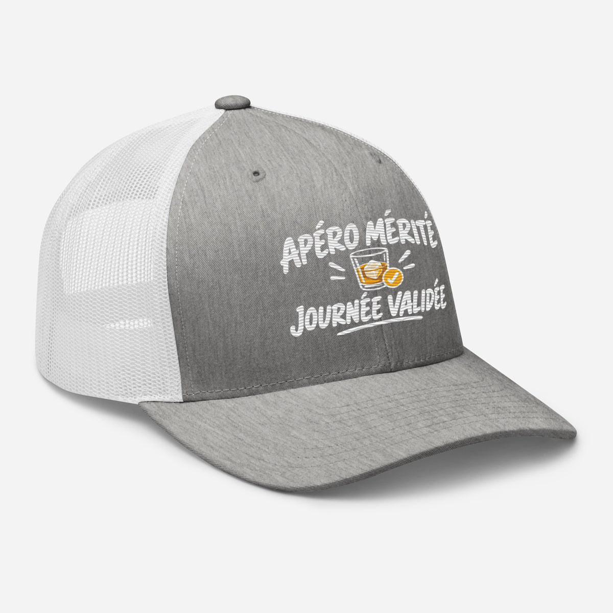 Casquette Trucker, brodée « Apéro mérité, journée validée », en Heather Grey/White, vue de trois quarts, image 78