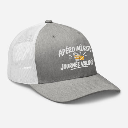 Casquette Trucker, brodée « Apéro mérité, journée validée », en Heather Grey/White, vue de trois quarts, image 78