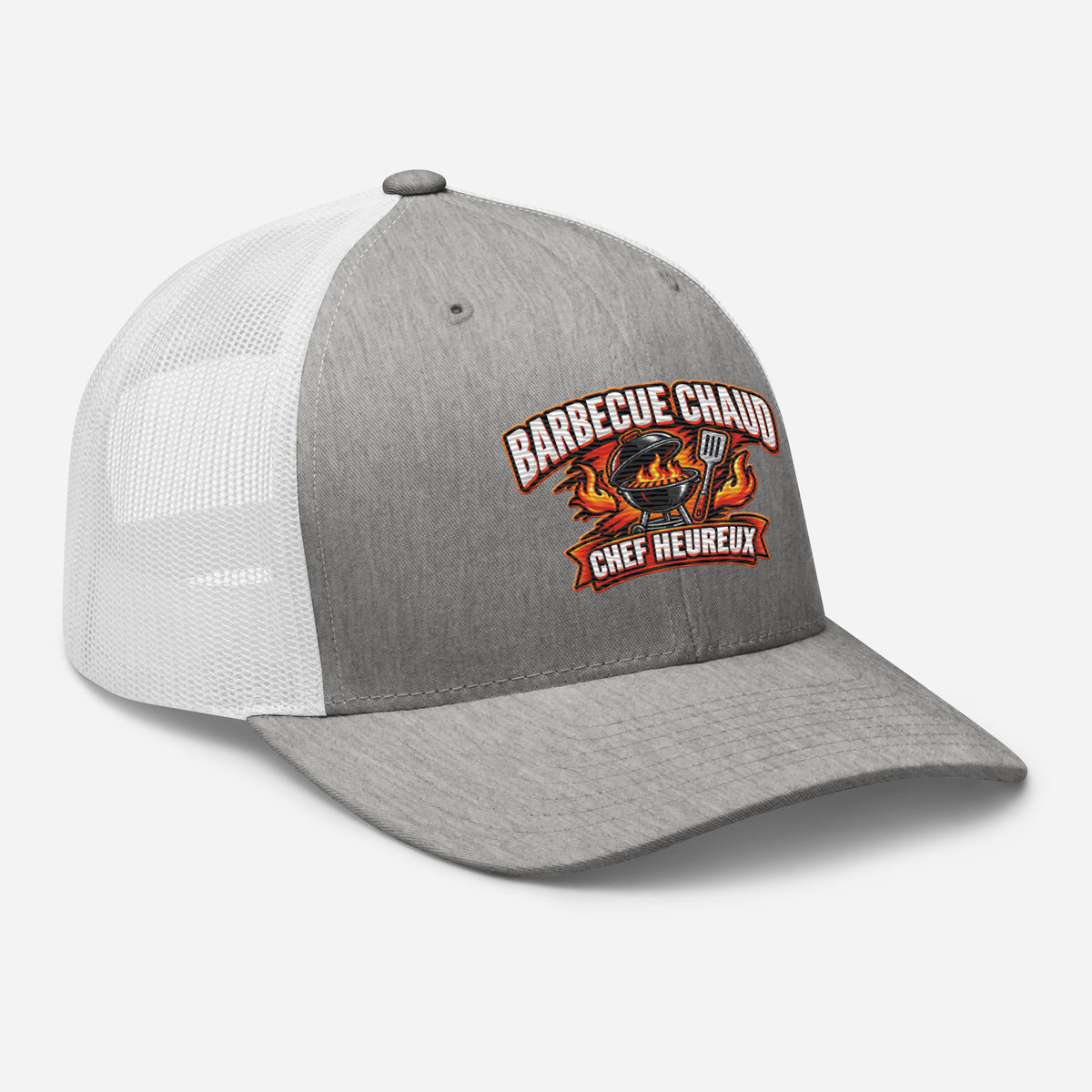 Casquette Trucker, brodée « Barbecue chaud, chef heureux », en Heather Grey/White, vue de trois quarts, image 78