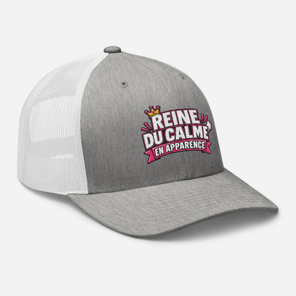 Casquette Trucker, brodée « Reine du calme, en apparence », en Heather Grey/White, vue de trois quarts, image 79