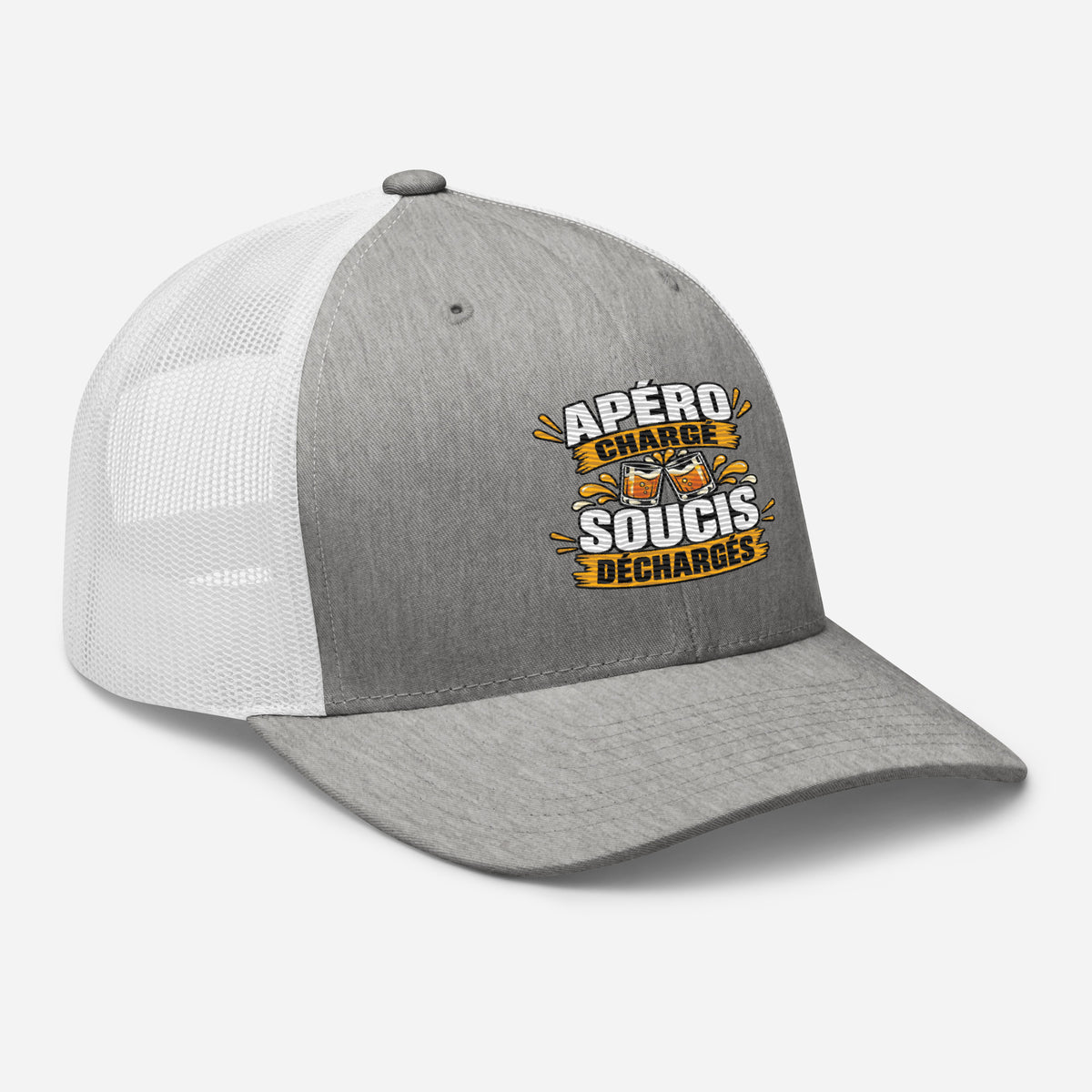 Casquette Trucker, brodée « Apéro chargé, soucis déchargés », en Heather Grey/White, vue de trois quarts, image 78