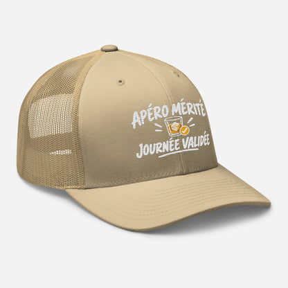 Casquette Trucker, brodée « Apéro mérité, journée validée », en Kaki, vue de trois quarts, image 90