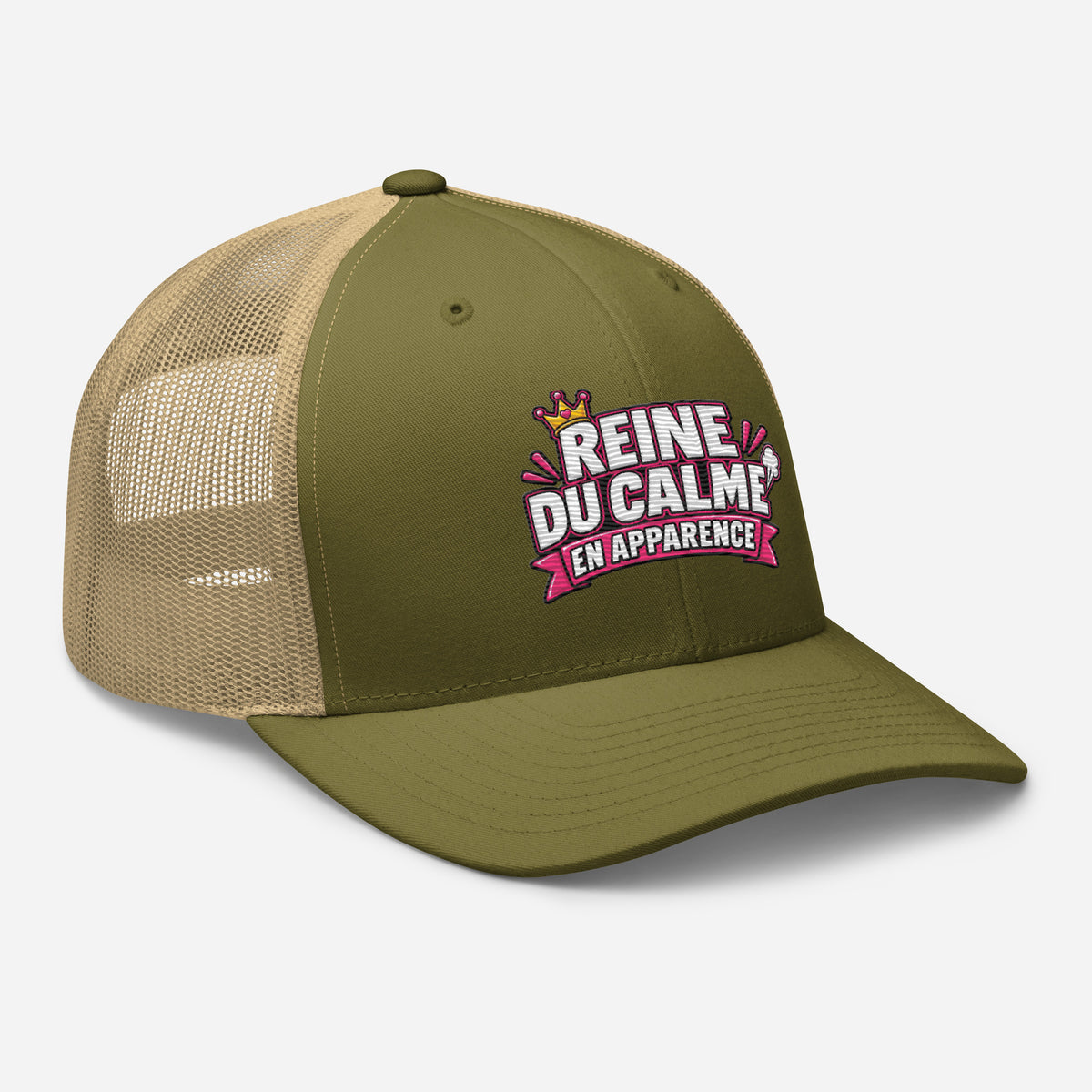 Casquette Trucker, brodée « Reine du calme, en apparence », en Kaki, vue de trois quarts, image 97