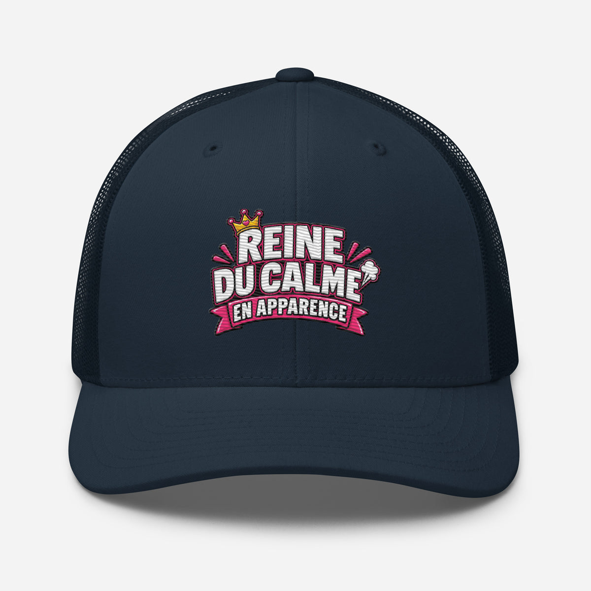 Casquette Trucker, brodée « Reine du calme, en apparence », en Bleu Marine, vue de face, image 15