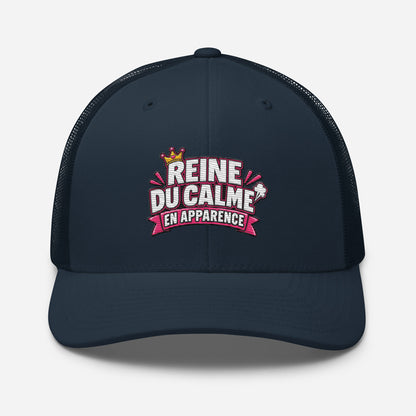 Casquette Trucker, brodée « Reine du calme, en apparence », en Bleu Marine, vue de face, image 15