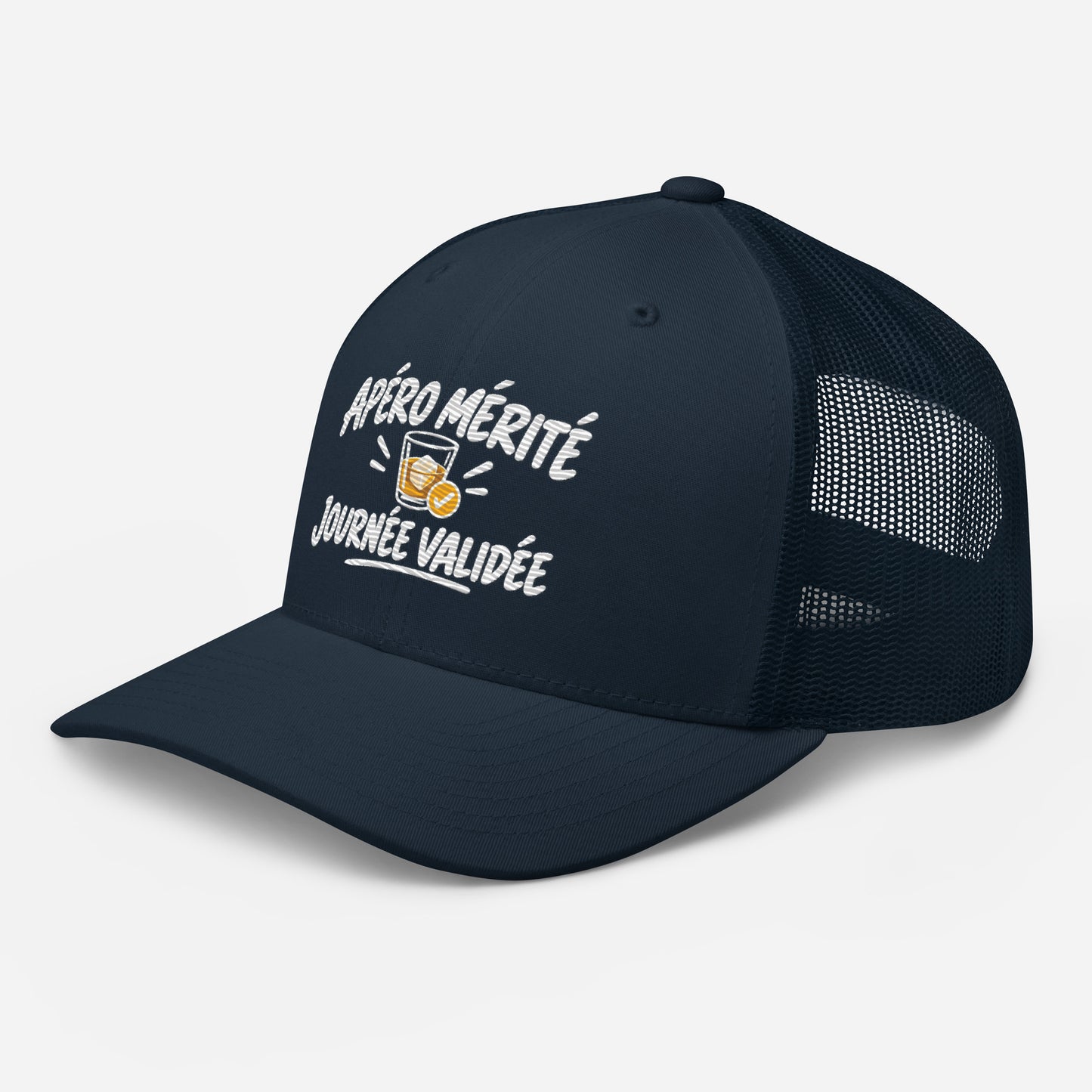 Casquette Trucker, brodée « Apéro mérité, journée validée », en Bleu Marine, vue de trois quarts, image 17