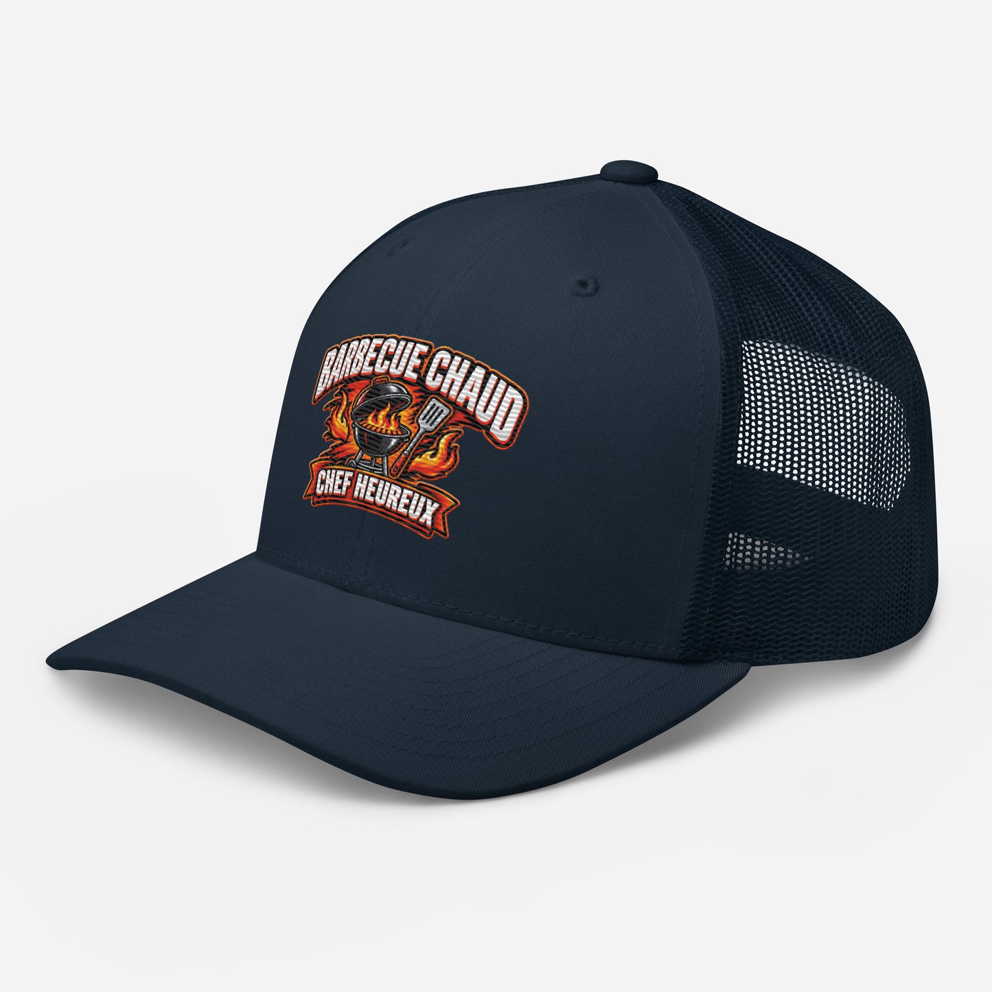 Casquette Trucker, brodée « Barbecue chaud, chef heureux », en Bleu Marine, vue de trois quarts, image 17