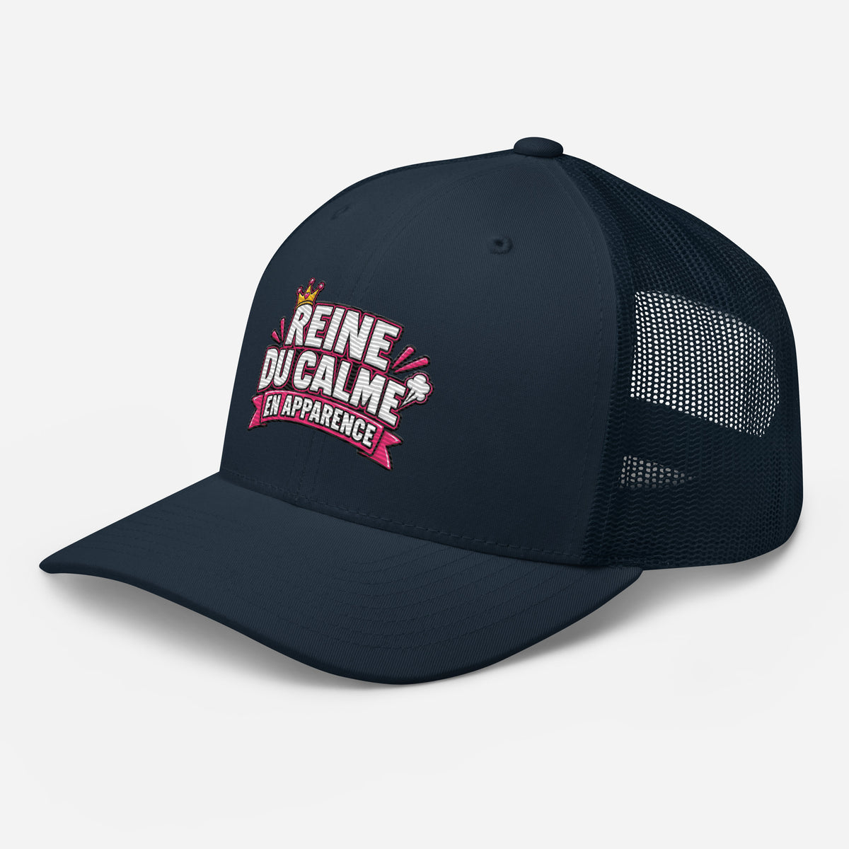 Casquette Trucker, brodée « Reine du calme, en apparence », en Bleu Marine, vue de trois quarts, image 17