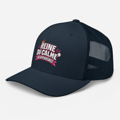 Casquette Trucker, brodée « Reine du calme, en apparence », en Bleu Marine, vue de trois quarts, image 17