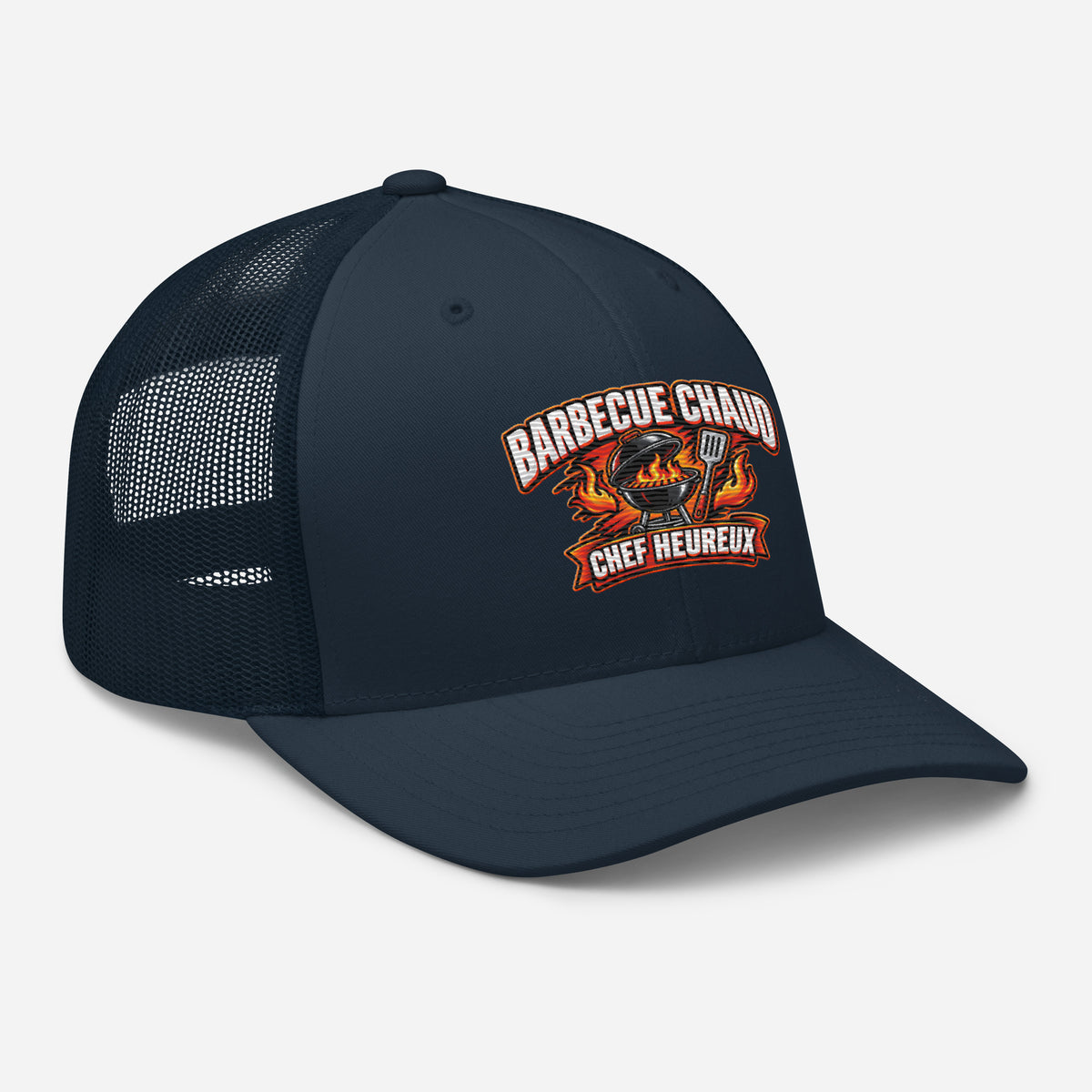 Casquette Trucker, brodée « Barbecue chaud, chef heureux », en Bleu Marine, vue de trois quarts, image 19