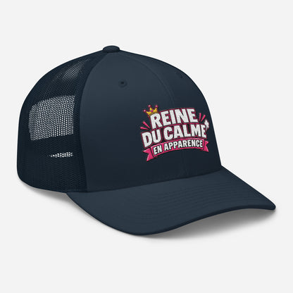 Casquette Trucker, brodée « Reine du calme, en apparence », en Bleu Marine, vue de trois quarts, image 19