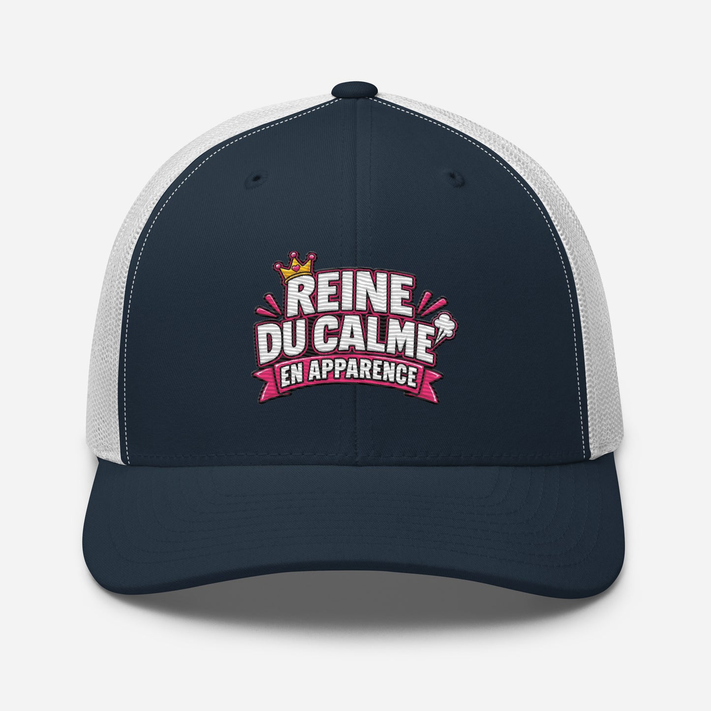 Casquette Trucker, brodée « Reine du calme, en apparence », en Bleu Marine, vue de face, image 21