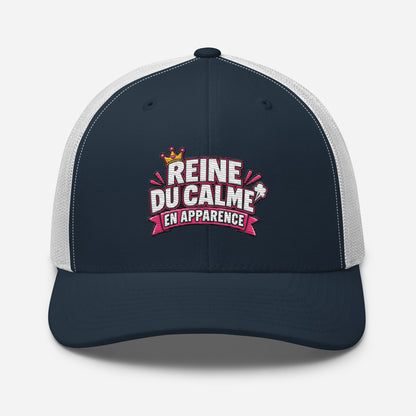 Casquette Trucker, brodée « Reine du calme, en apparence », en Bleu Marine, vue de face, image 21