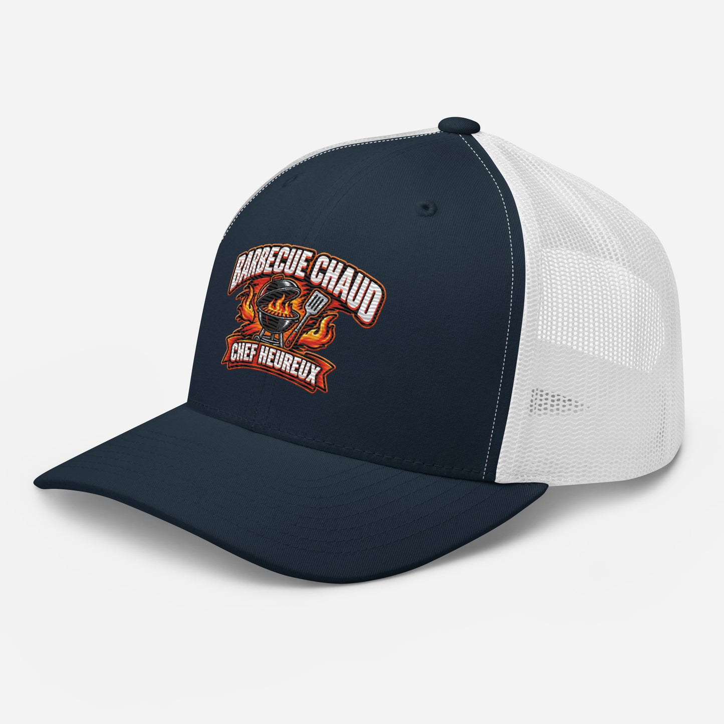 Casquette Trucker, brodée « Barbecue chaud, chef heureux », en Bleu Marine, vue de trois quarts, image 23