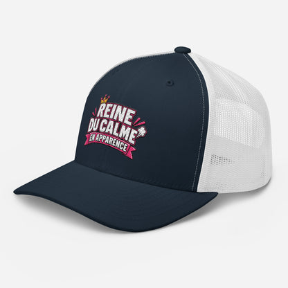Casquette Trucker, brodée « Reine du calme, en apparence », en Bleu Marine, vue de trois quarts, image 23