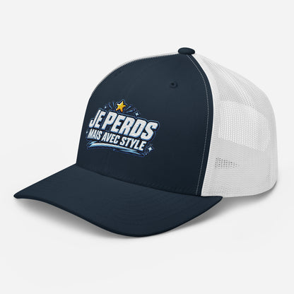 Casquette Trucker, brodée « Je perds mais avec style », en Bleu Marine, vue de trois quarts