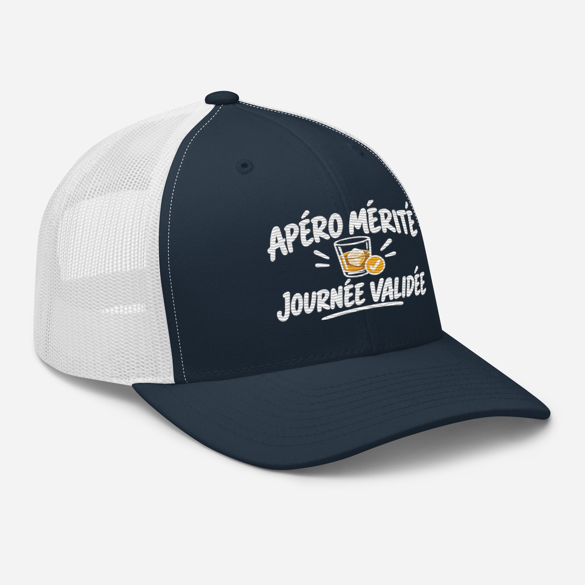 Casquette Trucker, brodée « Apéro mérité, journée validée », en Bleu Marine, vue de trois quarts, image 25