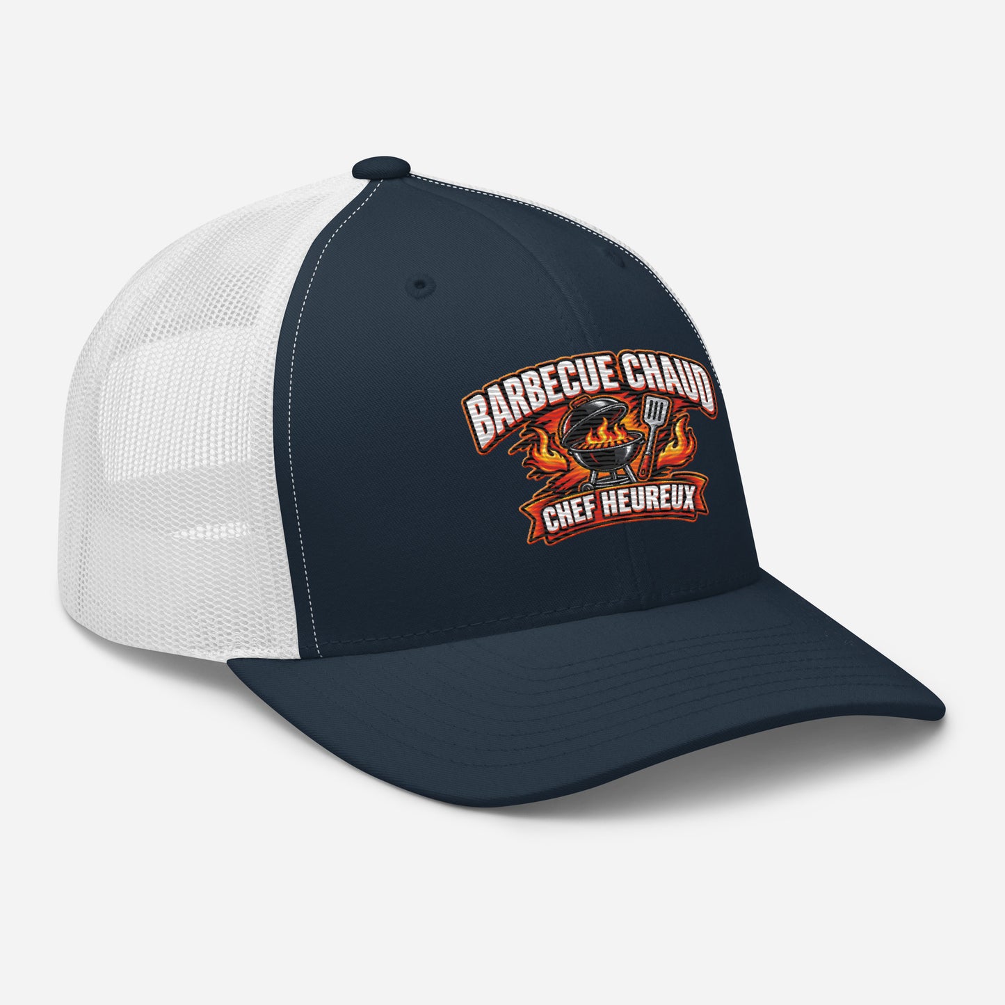 Casquette Trucker, brodée « Barbecue chaud, chef heureux », en Bleu Marine, vue de trois quarts, image 25